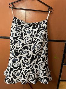Stylish Black &amp; White Rose Print Skirt
