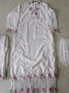 Elegant White Kurta Set with Floral Embroidery