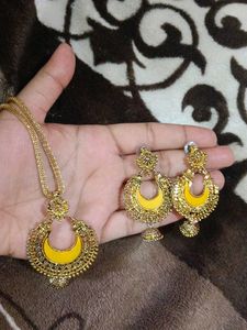 Elegant Yellow & Gold Jewellery Set