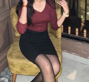 Chic Maroon V-Neck Top with Cuff Details