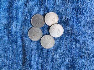 1ruppes and 2 ruppes coins