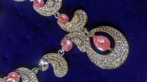 White And Pink Stone Necklace Set