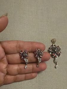 Stunning Floral Pendant with Earrings Set