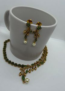 Elegant Leaf Design Necklace with Pearls