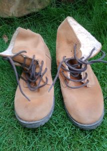 Cozy Tan Lace-Up suede boots .it's unisex.