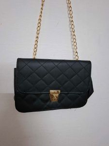 Chic Quilted Black Crossbody Bag with Gold Chain