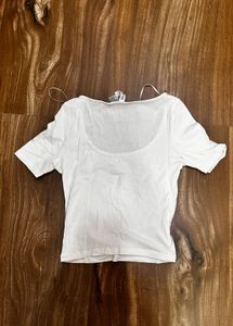 CROPPED SCOOP NECK T-Shirt