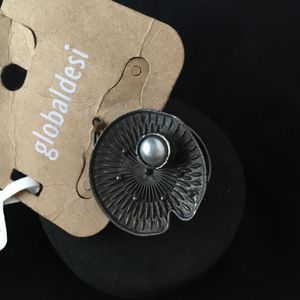 Global Desi pearl finger ring
