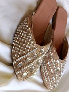 Pearl Embellished falt sandals🦪