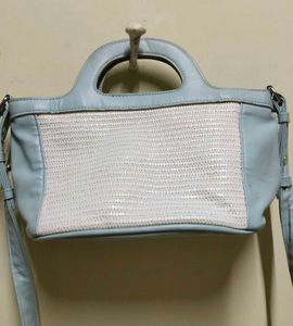 Chic Straw and Faux Leather Handbag
