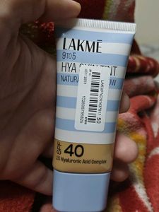 Lakme 9 to 5 Hyaluronic Skin Tint SPF 40