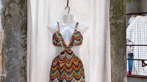 9238. Vibrant Wavy Print Maxi Dress