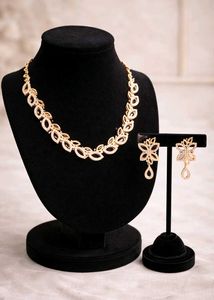 Elegant Floral Necklace &amp; Earring Set