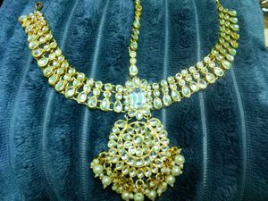Exquisite Kundan Maang Tikka with Pearls