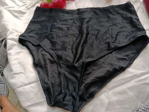 1.9Black High-Waisted Briefs