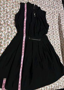 Chic Black Lace &amp; Pleated Dress