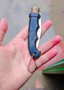 Mans and Women Knife Safety