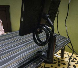 Solid Wire Mobile &amp; Tablets Holder