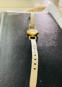 BRANDED WHITE LEATHER WATCH LADIES Ggea To