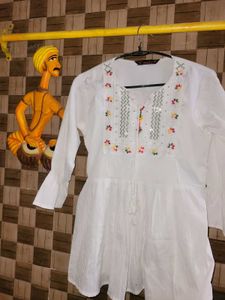Elegant White Embroidered Kurta