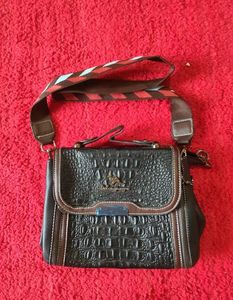 Chic Textured Handbag with Colorful Strap
