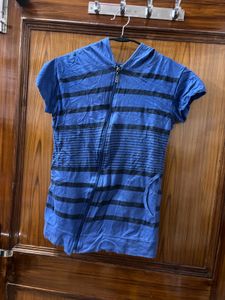 Zip tshirt with Cap for girls