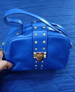 Vibrant Blue Handbag with Embellished Clasp