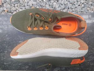 A Brand New Pair Walking/Jogging Shoes Size 7