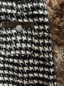 Chic Houndstooth Mini Skirt