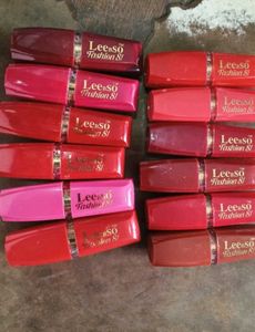 Luxury Lip Gloss Set.... 200 + lipsticks ... .. 6