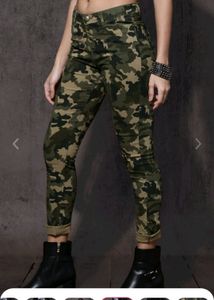 Olive Green &amp; Black Slim Fit Printed Chinos