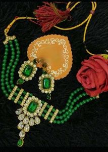 Stunning Emerald Choker Necklace Set