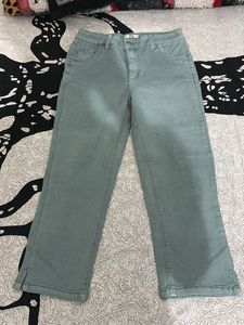 Stylish Women's Cropped Jeans