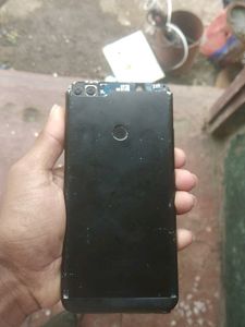 Honor Mobile Phone - Cracked Screen