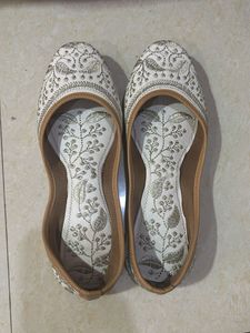 Embroidered Juttis