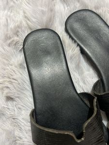 Zudio Black Shiny Flats