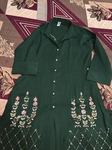 Elegant Green Embroidered Kurti Set