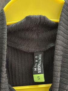 Sleeveless Black Ribbed Mock Neck Top