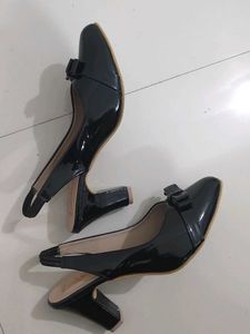 Chic Black Slingback Bow Heels