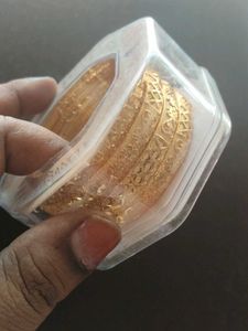 set of four Gold Bangles Se
