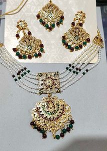 Exquisite Pearl and Kundan Necklace Set