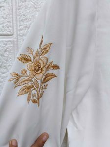 New with tag Korean Elegant White Embroidered Puff