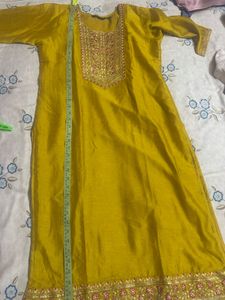 Elegant Kurta Set with Detailed Embroidery