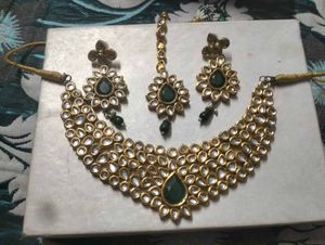 Kundan Nacklace With Earrings And Mangtika