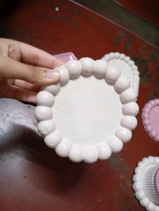 This is the white colour circle bubble tray...