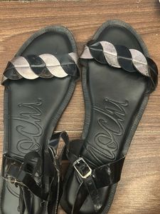 Stylish Black Flat Mochi Sandals