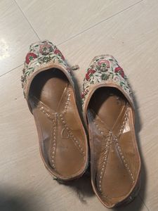 Embroidered Jutti Flats