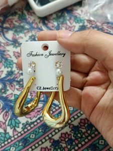 Stylish Gold Teardrop Earrings with Pearl Accent