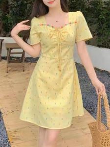 Chic Yellow Floral Print Mini Dress (XS)