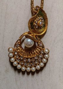 Elegant Pearl &amp; Crystal Necklace